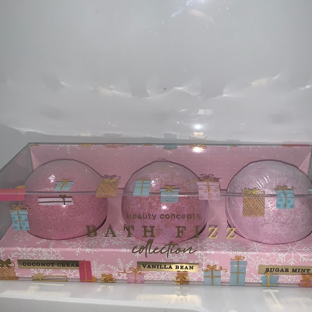 Pink sparkly bath bombs!